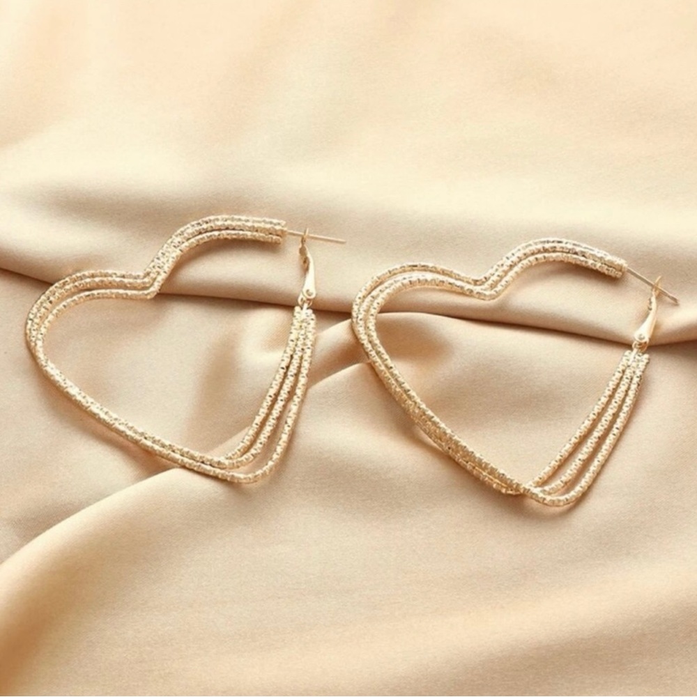 Perfect for Valentines! Heart ❤️ earring’s - Picture 2 of 4